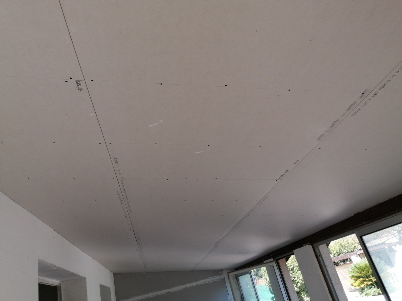 Plaquiste, faux plafond rampant avec isolation dans une villa individuelle  Toulon 83000.