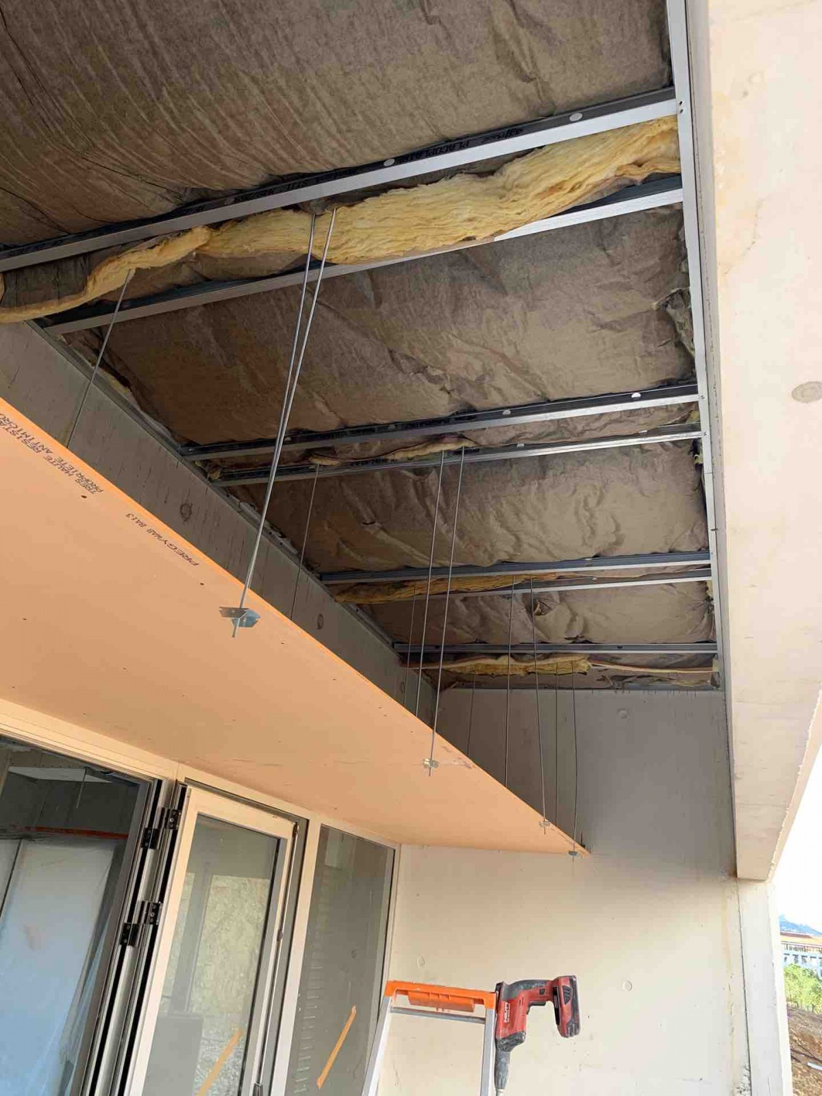 Plafond autoportant Pgywab  avec isolation thermique (laine de verre 100mm) dans le cadre de la rnovation d'un appartement  Marseille dans le quartier de la Porte DAix