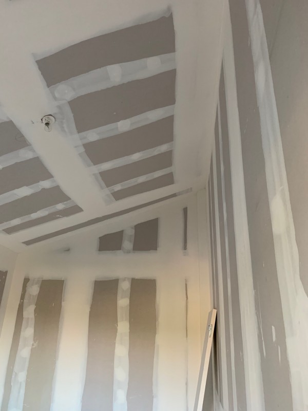 Plaquiste pose faux plafond rampant en plaque de plâtre type ba 13 avec isolation IBR KRAFT épaisseur 300mm à Marseillle dans le quartier du Camoins 13011